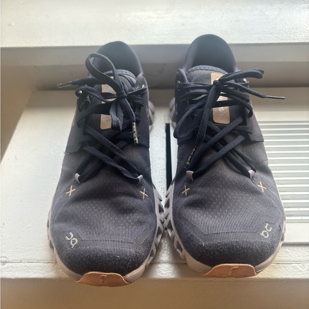 ON Clouds Running  Black and Gray Sneakers - US8.5